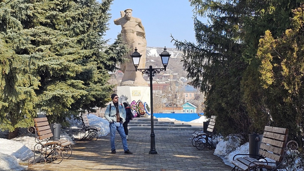 Херзнамгде еще. Вольск
#саратов#вольск#волга#река#горы#сквер#памятник#монумент#хорошая#погода