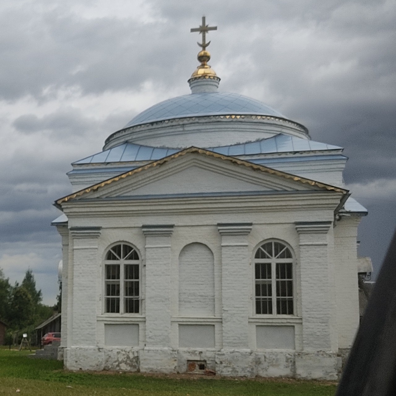 Церковь Димитрия Солунского (Димитриевская церковь) в селе Введенское Чухломского района Костромской области.
 Это однопрестольный кирпичный храм, построенный в стиле классицизма в 1837 году на южной окраине села (на кладбище).
Год постройки: 1837. Классицизм.
В советский период храм был закрыт, в 2000 году возвращен верующим, ведутся восстановительные работы. Расположен неподалеку от исторической Введенской церкви (1800 г.) на реке Виге.

#нашибродилкипороссии #костромскиебродилки 2026 #путешествие #travel #путешествияпороссии #россия #путешествия #фотоархив