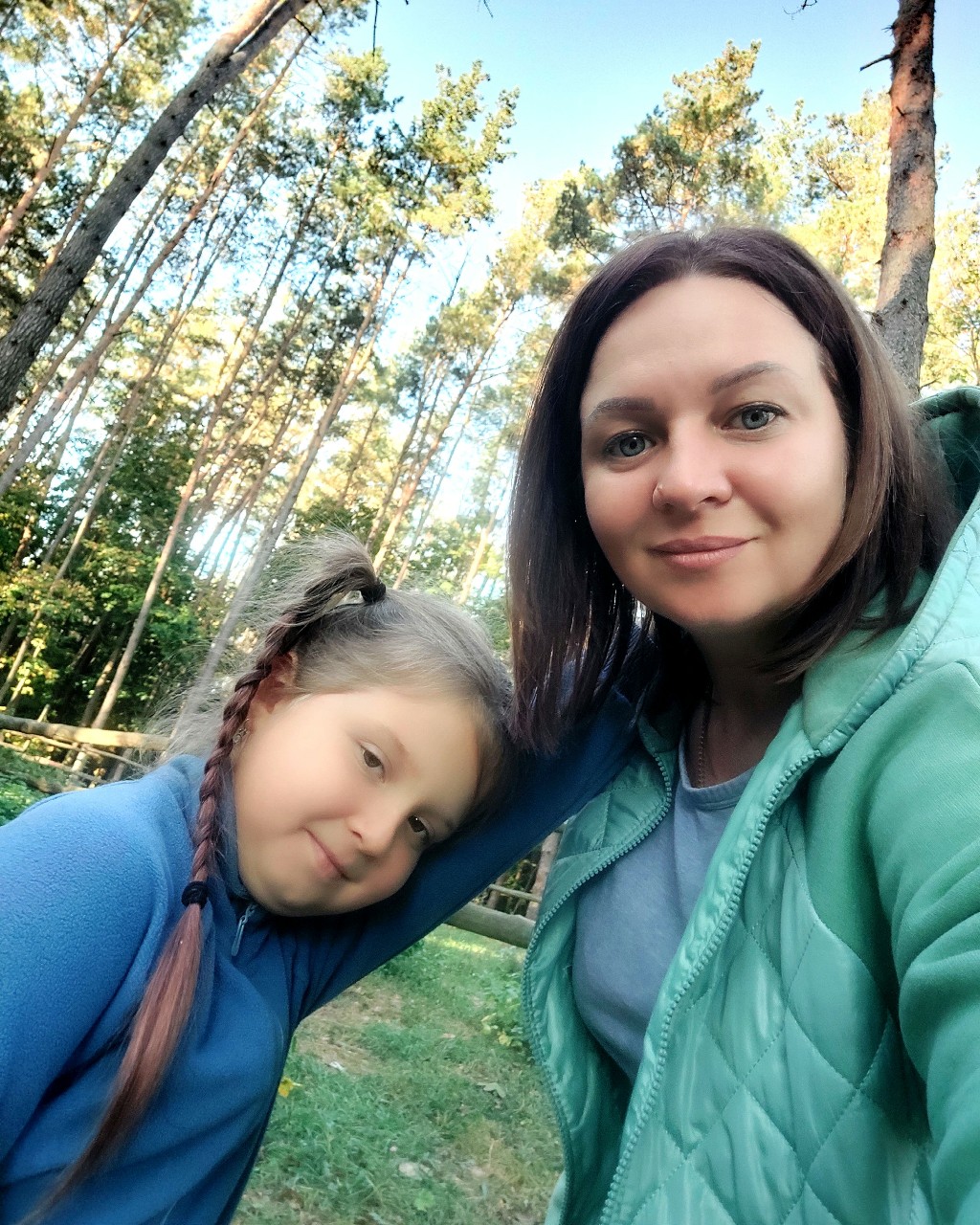 Привет, друзья! Хочу рассказать вам немного о себе! Я мамочка двоих детей👩‍👧‍👦, работаю в детском саду, работа интересная😜, но сказать честно, малооплачиваемая😔 Жизнь хорошо, а хорошо жить, еще лучше ☝️
всё это требует денежек! ☝️ 
Вот сидела я, и думала, где же мне найти такую работу, чтобы я могла совместить и дом и найм и семью, я облазила весь интернет, Орифлейм, Эйвон, и так далее... Это всё не то, там нет дохода. И однажды мне пришла рассылка в компанию Essens, скажу честно, я вообще не знала, что это за компания, долго смотрела, наблюдала, и когда я поняла, что там можно зарабатывать. То я решилась! Надо сказать, что парфюмерия всегда была моей страстью, и недавно я решила дать себе шанс попробовать себя в этой сфере. Это было моим первым шагом на пути к самореализации. 💪 Могу сказать, что первые шаги в этом мире были не простые. Новичку всегда бывает сложно, и я столкнулась с вызовами, которые пугали меня. Но, знаете, именно эти вызовы сделали меня сильнее. Я начала изучать и учиться у тех, кто уже достиг успеха в этой отрасли🤗С каждым днем я чувствую как моя страсть к парфюмерии растет. Я узнала так много интересного о создании ароматов ,о том, как они могут вдохновлять и изменять жизнь людей. ❤️
Это действительно удивительное искусство!🤗🤗🤗
Моя история в мире Essens только начинается!💪💪💪
И я хочу поделиться с вами всеми радостями, трудностями, которые встречаются на моем пути.
Если вы, как и я хотите поменять себя, свою жизнь в лучшую сторону, пишите мне, оставляйте комментарии.
Мы можем расти и развиваться вместе!!!
#Парфюмерия#мечта#Essens
#EssensКурчатовТор