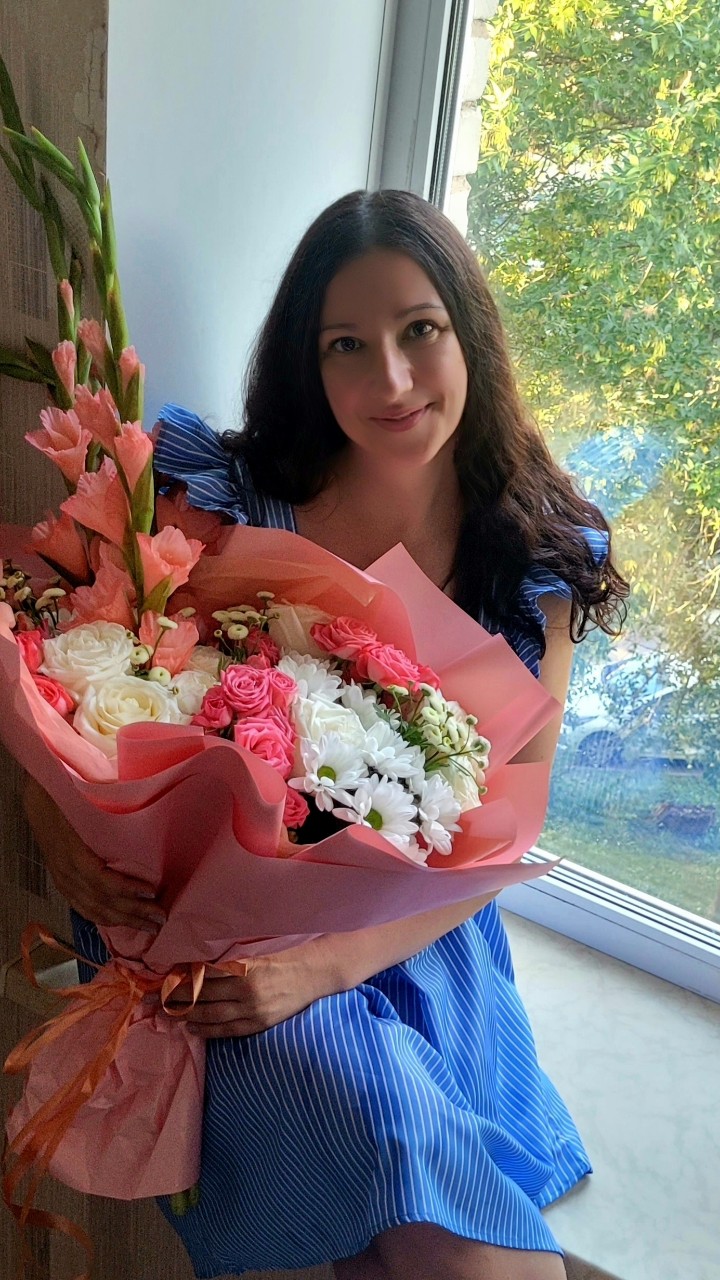 Каждая женщина это цветок, яркий иль скромный, не важно,
Важно, чтоб ты, отыскав его в срок, понял что он не бумажный.
Понял, что он беззащитно живой, нежно беречь его надо,
И он всю жизнь будет рядом с тобой, станет твоею отрадой!
