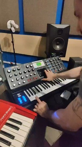 Alex Tov in LOOKY. . Делаем вещи