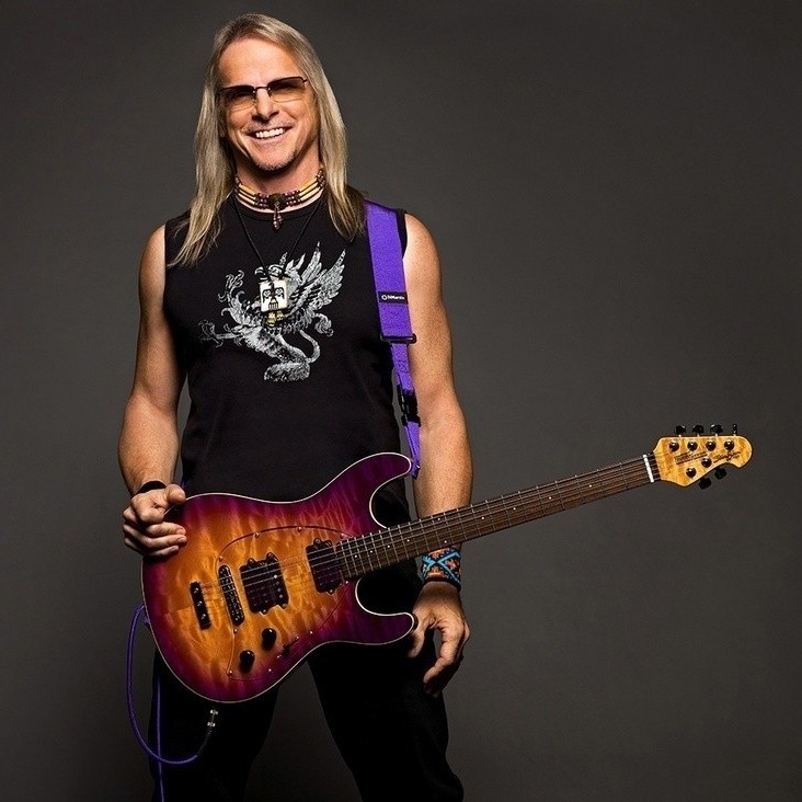 28 июля 1954 года родился Стив Морc (Steve Morse), американский гитарист и композитор. Работал в арт-роковой группе Kansas, позднее, в 1994 году, заменил Ричи Блэкмора в Deep Purple. Несколько раз был признан лучшим гитаристом года по версии журнала «Guitar Player».
В 2009 году журналом Classic Rock включен в список величайших гитаристов всех времен.