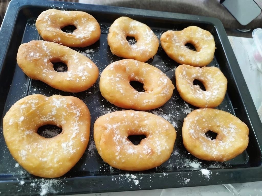 Рецепты от Виктории Поляковой в LOOKY — #Пончики 🍩:
#Способ приготовления ;
(В чашу вливаем 250 мл 