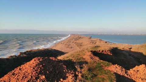 borm_crimea в LOOKY. #море,#озеро,#отдых. Слева чёрное море сп...
