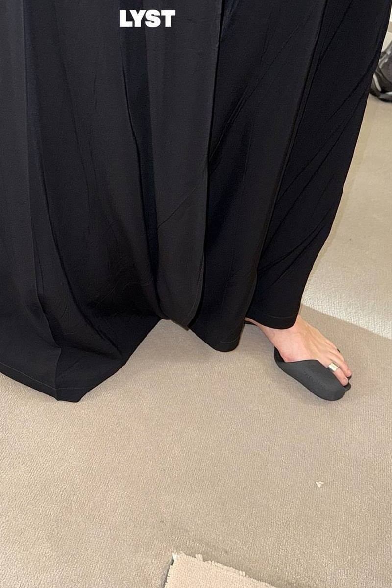 Модель Zero от Balenciaga

Да, в такой обуви в метро не покатаешься и на концерт не сходишь. Есть риск повредить ноги, зато педикюр всегда на виду.