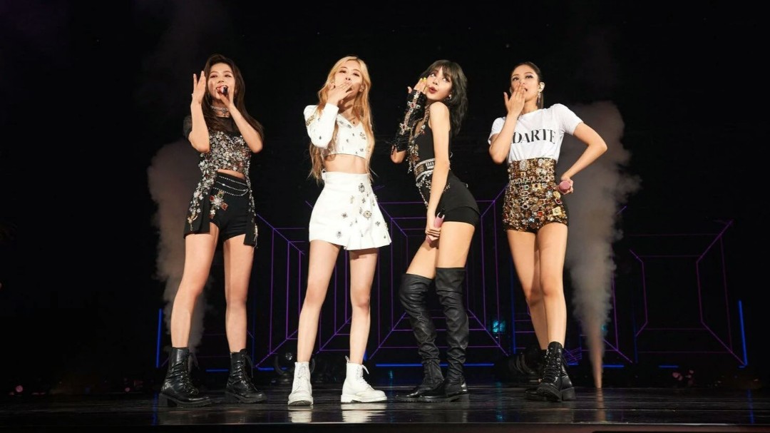 Мировой тур Blackpink стал самым кассовым в истории среди женских групп

Группа Blackpink в очередной раз бьёт мировые рекорды. Теперь со своим туром Born Pink World Tour. Согласно данным, певицы заработали $ 78,5 млн за первые 26 концертов, а число проданных билетов составило 366 тысяч. Это позволило им потеснить с первой строчки икон поп-музыки, группу Spice Girls с их туром Spice World 2019 Tour, которому удалось собрать $ 78,2 млн долларов.

Такие показатели позволили Blackpink занять первое место по кассовым сборам в истории среди женских групп. Третье место занимают девушки из TLC c туром FanMail ($ 72,8 млн) , который пришёлся на начало 2000-х. Также в пятёрку лучших вошли Destiny's Child и снова Spice Girls с туром The Return Of Spice Girls.

Но самое впечатляющее даже не это, а то, что тур Blackpink ещё не закончен. Группе предстоит дать ещё 30 концертов, в том числе и на крупнейших концертных площадках США. А это значит только одно — сборы будут продолжать расти. И это позволит певицам стать практически недосягаемыми, по крайней мере, в ближайшем будущем.

Такой ошеломительный успех стал возможен не только благодаря тяжёлому труду и таланту, но и огромной поддержке фанатов, которые сметают билеты, стоит им появиться в продаже. Это позволяет Blackpink творить собственную историю и историю кей-попа, оставаясь на вершине музыкального олимпа.

Кстати, это не первый успех группы в данном рейтинге. Тур артисток In your Area World (2018-2020 годы) находится на 7-м месте в этом списке.

Кроме Blackpink, на 10-м месте обосновались девушки из Twice с III Tour, который принёс $ 33 млн.

#кейппоп #blackpink #мировойтур