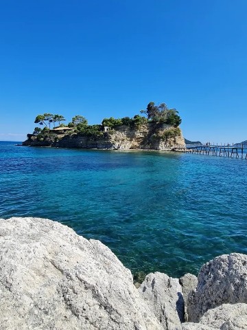 GREEKSALAT в LOOKY. #DJI,#Греция,#греческийсалат,#море,#остров,#Закинтос. Островок с таверной,...