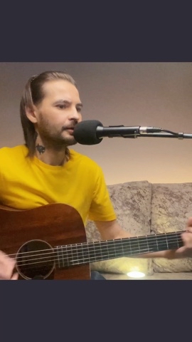 avraam_campula в LOOKY. #WaistUp,#Guitar,#People,#PluckingAnInstrument,#Indoors,#Music,#Musician,#MusicalEquipment,#guitaracoustic,#acusticguitar,#acustic,#гитара,#акустическаягитар,#нагитаре,#подгитару,#кавер,#каверы,#cover,#гитарист,#гитаристы. #WaistUp #Guitar #Pe...