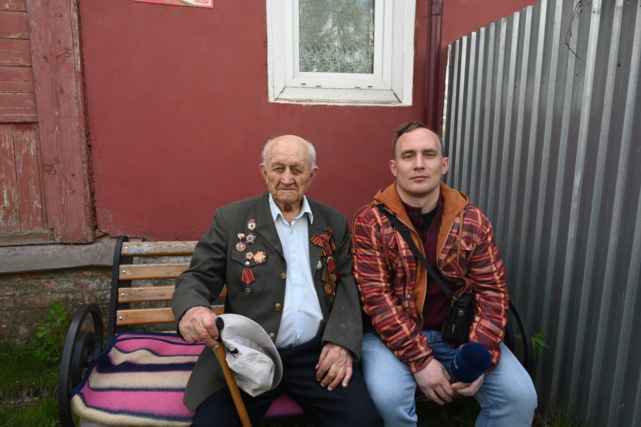 #майские на работе

С почётным гражданином Серпухова, ветераном Великой отечественной войны Николаем Ивановичем Ветчининым.

Николай Иванович Ветчинин родился 12 октября 1926 года. Ушел на фронт из родного Серпухова в 17 лет. Воевал в составе 131 гвардейского стрелкового полка 45 гвардейской стрелковой дивизии.  

С 16 октября 1942 года по 9 мая 1945 года входил в состав действующей Армии. Сражался на Ленинградском направлении. Дошел до Восточной Пруссии. 

Николай Ветчинин награжден орденом Отечественной войны II степени. После войны вернулся в Серпухов и работал на керамзитном заводе.

К 80-летию Великой Победы Николаю Ивановичу Ветчинину присвоено звание «Почетный гражданин Городского округа Серпухов».