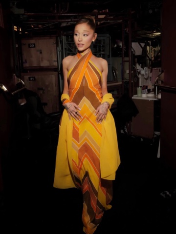 Ariana Grande в LOOKY. . Iconic in 💛😮‍💨