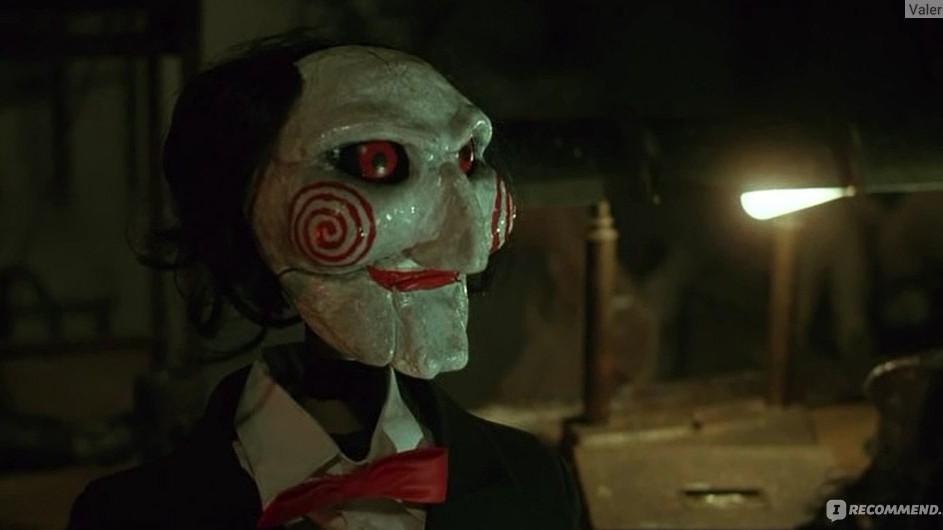 Пила: Игра на выживание

2004, ужасы, триллер
США, 1 ч 43 мин, 18+

Маньяк втягивает двоих незнакомцев в жестокую игру. Начало культовой франшизы о преступлении и наказании

Два незнакомца просыпаются в подвале, где лежит человек с простреленной головой и пистолетом в руке. Они прикованы к стенам цепями и не помнят, как тут оказались. Голос с найденной плёнки велит одному из них выбрать — убить товарища по несчастью или дать умереть своим жене и дочери. Так начинается жестокая игра, у невольных участников которой есть всего лишь 7 часов.