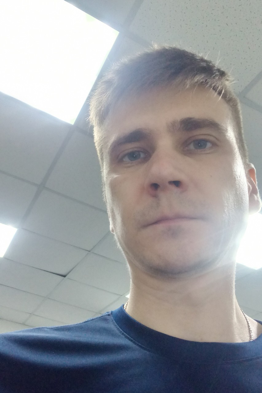 Тренеровка на грудь:
1) Жим лежа - грудные мышцы, передние дельты, трицепс, ягодичные и квадрицепсы.
2) Бабочка - грудные мышцы и передние дельты.
3) Отжимания - мышцы груди, трицепс и дельты.
4) Французский жим гантелей - трицепс.