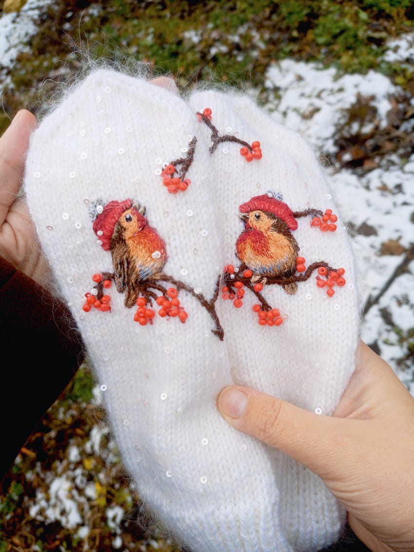 Варежки с сюжетом, связанные спицами, станут прекрасным подарком 🎁 на НГ праздники 🎊

#варежки #подарок #вязание #вышивка #аксессуары #ручнаяработа