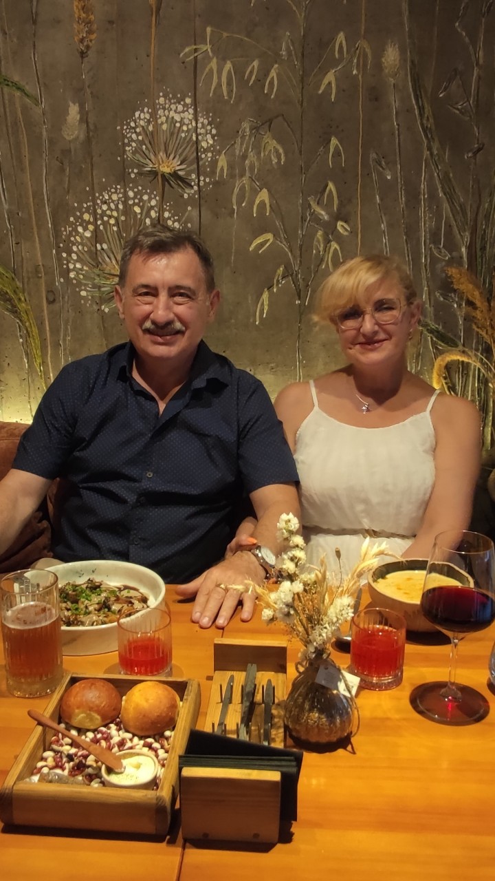 Вместе 41 год 👨‍👩‍👧‍👦☺ Круть какая! 💘
А ресторанчик нашли именной! Называется "Лариса жарит. Лариса любит" 😅 Было ооооочень вкусно и празднично! ✌🏻