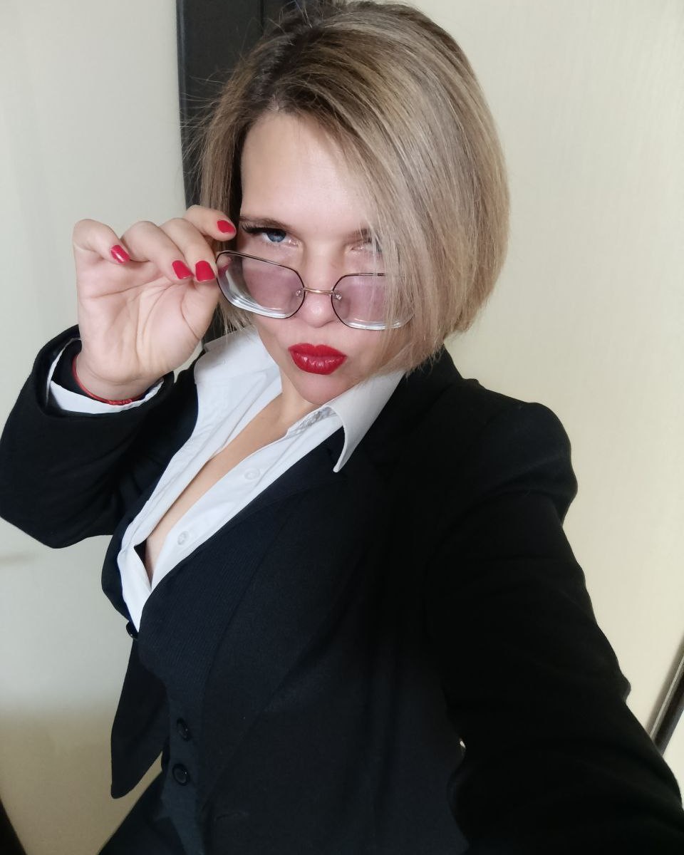 Мне кажется, к такому наряду оптимально подходит красная помада 😁😏