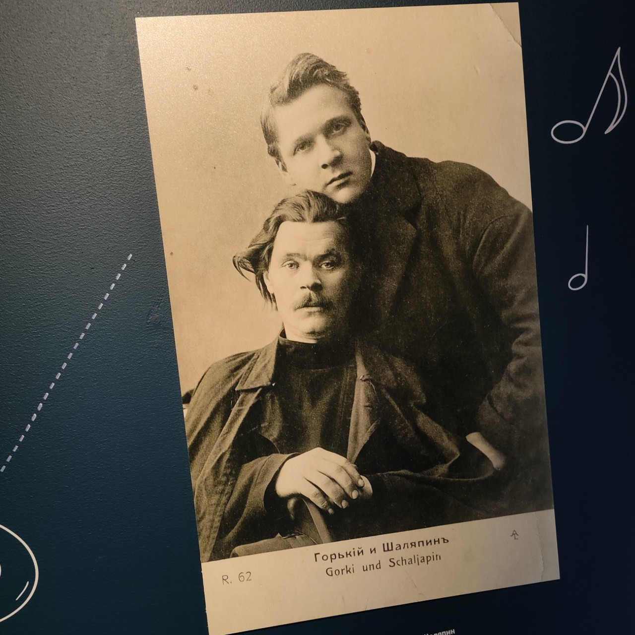 Горький и Шаляпин познакомились в сентябре 1900 года в Москве. Их сблизило то, что оба прошли через тяжёлые жизненные испытания, были выходцами из низов и с юности были вынуждены тяжело трудиться. 
В переписке они называли друг друга «братьями» и выражали глубокую привязанность. Горький восхищался Шаляпиным, называя его гением и «эпохой русского искусства». Шаляпин, в свою очередь, писал: «Люблю я тебя, мой огромный человек, и считаю счастьем великим, кроме того, что живу в одно время с тобой, ещё имею исключительную привилегию быть с тобою в дружеских отношениях!».