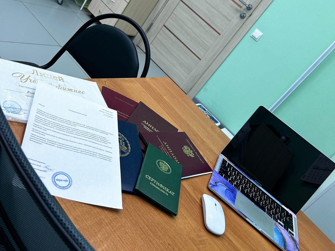 НАС УЧИЛИ НЕ ПРАВИЛЬНО 

Помните, когда вы сидите на уроках, парах, мозг начинает отвергать любую информацию. На что взрослые всегда отвечали: «съешь шоколадку – тебе нужна глюкоза».

Да, действительно, глюкоза нужна и важна для нашего организма. Но хочу немного развеять миф.
Глюкоза содержится не только в мармеладках, шоколадках, тортиках.
ГЛЮКОЗА СОДЕРЖИТСЯ В АБСОЛЮТНО ЛЮБЫХ ПРОДУКТАХ!

Начиная от репчатого лука, заканчивая крупой.
Разница лишь в том, что съедая сладкое – вы употребляете быстрые углеводы, после которых через очень короткое время вы снова захотите есть.
Куда полезнее будет полноценный прием пищи, со сложными углеводами, белком правильную жирами, которые дадут сытость вам надолго.

#КомфортноеПитание
#ЯХудею
#КБЖУ
#Срывы