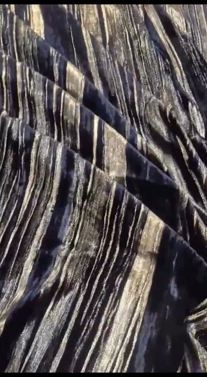 Ткани TS в LOOKY — Бархат 
Основа 100% шелк
Ворс 100% вискоза
✂️✂️✂️
Ширина 1,3