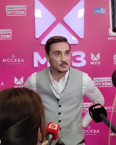 Телевизионное обозрение в LOOKY. . В концертном зале «М...