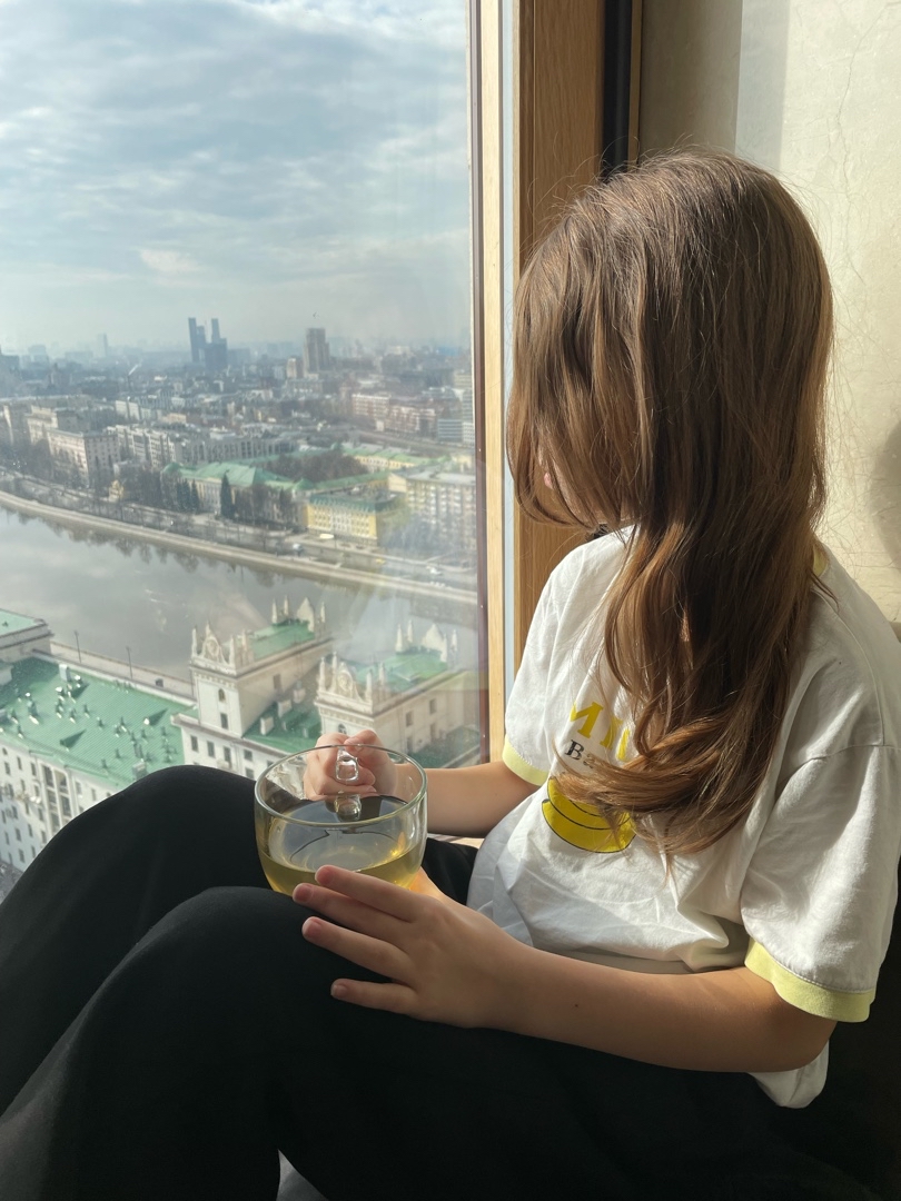 Как-то не специально тематика каникул получилась под названием «Советский Союз») ) ) . Жили в высотке на Котельнической набережной, посетили экскурсию Бункер 42 на Таганке, обедали в легендарной Вареничной с её советским интерьером, и много гуляли по Москве.