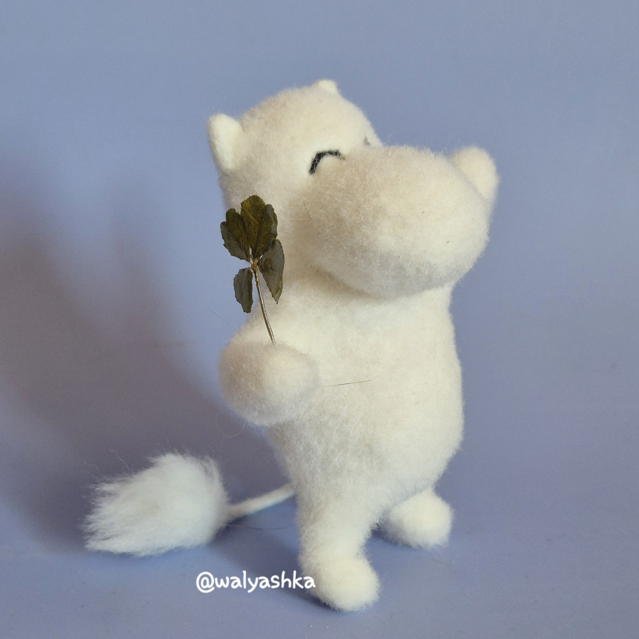Еще один член семейки мумиков.

Шерсть, 8см
#сухоеваляние
#ручнаяработа
#мумитролль