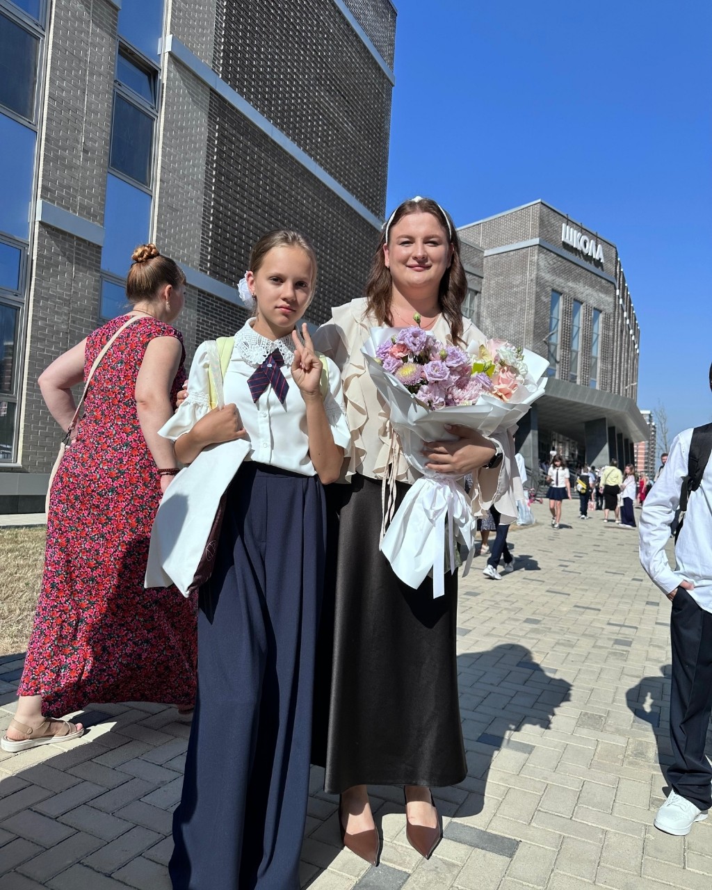 #деньзнаний #1сентября #МояВселенная пошла в 5 класс... 

У нее новый этап жизни-средняя школа )))
А так же и новые знакомства ))) 

В этом году мы пошли в школу, которая только открыла свои двери для учеников. Знакомство с новыми учителями, детьми и самой школой... 

В целом все пока идет на твердую 5...
P.S. 1 сентября- полет нормальный 🙂