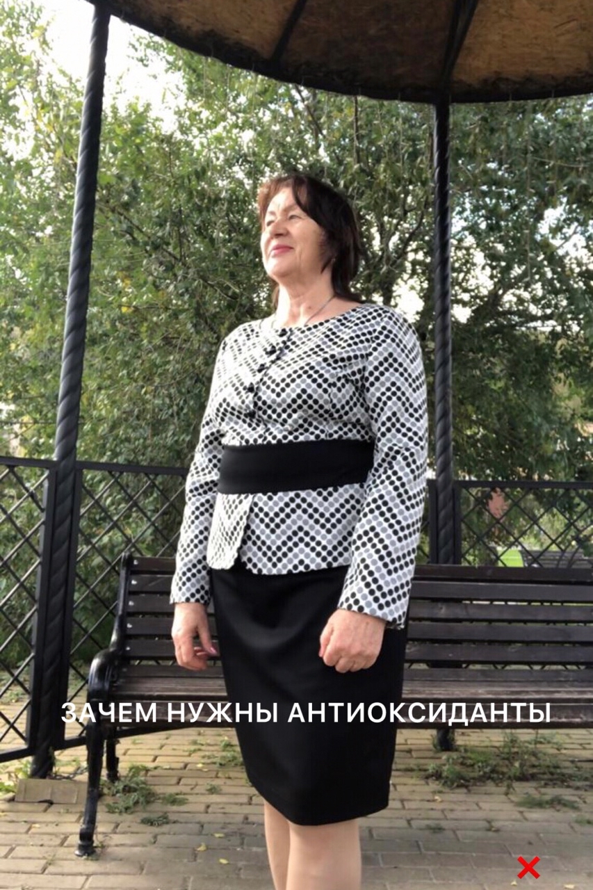 ЧТО ТАКОЕ АНТИОКСИДАНТЫ. Как действуют антиоксиданты?
⠀
Настоящие антиоксиданты - это
"телохранители" наших клеток!
⠀
Вот их основные функции:
⠀
1.  Нейтрализация свободных радикалов: Это главная задача. Антиоксиданты отдают электрон нестабильным молекулам (свободным радикалам), стабилизируя их и прерывая цепную реакцию окисления. 
⠀
2.  Защита клеточных мембран: антиоксиданты действуют,  сохраняя целостность и функцию клеток.
⠀
3.  Защита ДНК: Свободные радикалы могут повреждать ДНК в ядре клетки и митохондриях и повышает риск хронических заболеваний, включая рак.
⠀
4.  Поддержка иммунной системы:
⠀
5.  Снижение риска хронических заболеваний: сердечно-сосудистые (атеросклероз), нейродегенеративные (болезни Альцгеймера, Паркинсона), диабет 2 типа, некоторые виды рака.
⠀
6.  Защита здоровья глаз: Антиоксиданты (лютеин, зеаксантин, витамины С и Е, бета-каротин, цинк) концентрируются в сетчатке и хрусталике глаза, защищая их от повреждения светом (особенно синим) и окислительного стресса, снижая риск возрастной макулярной дегенерации и катаракты.
⠀
7.  Поддержание здоровья кожи: Они помогают бороться с признаками старения (морщины, потеря эластичности), улучшают заживление и синтез коллагена.
⠀
8.  Усиление детоксикации: Они связывают токсины и облегчают их выведение из организма.
⠀
9.  Противовоспалительное действие: Хроническое воспаление тесно связано с окислительным стрессом. Многие антиоксиданты обладают способностью модулировать воспалительные пути, снижая уровень провоспалительных цитокинов.
⠀
10. Защита белков: Свободные радикалы могут окислять и повреждать белки, нарушая их структуру и функцию (например, ферментов, коллагена). Антиоксиданты помогают предотвратить это окисление, поддерживая нормальную работу белков в организме.
⠀
ВАЖНЫЙ НЬЮАНС: Антиоксиданты наиболее эффективны при комплексном поступлении.
⠀
Прием отдельных антиоксидантов в виде высокодозированных добавок не всегда дает защитный эффект и даже может быть вреден в некоторых случаях
⠀
О условиях эффективности антиоксидантов мне поведала подруга и порекомендовала комплекс, который полностью отвечал запросу.
⠀
Интересно? Могу поделиться подробностями, пиши в Личку😊