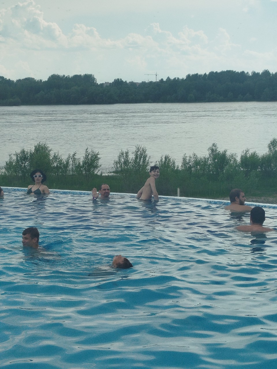 Искусственный пляж! Намного приятнее чем в водоеме! Вода хорошая, чисто и приятно проводить время!

#пляж #локомотивновосибирск  #заельцовскийпарк
