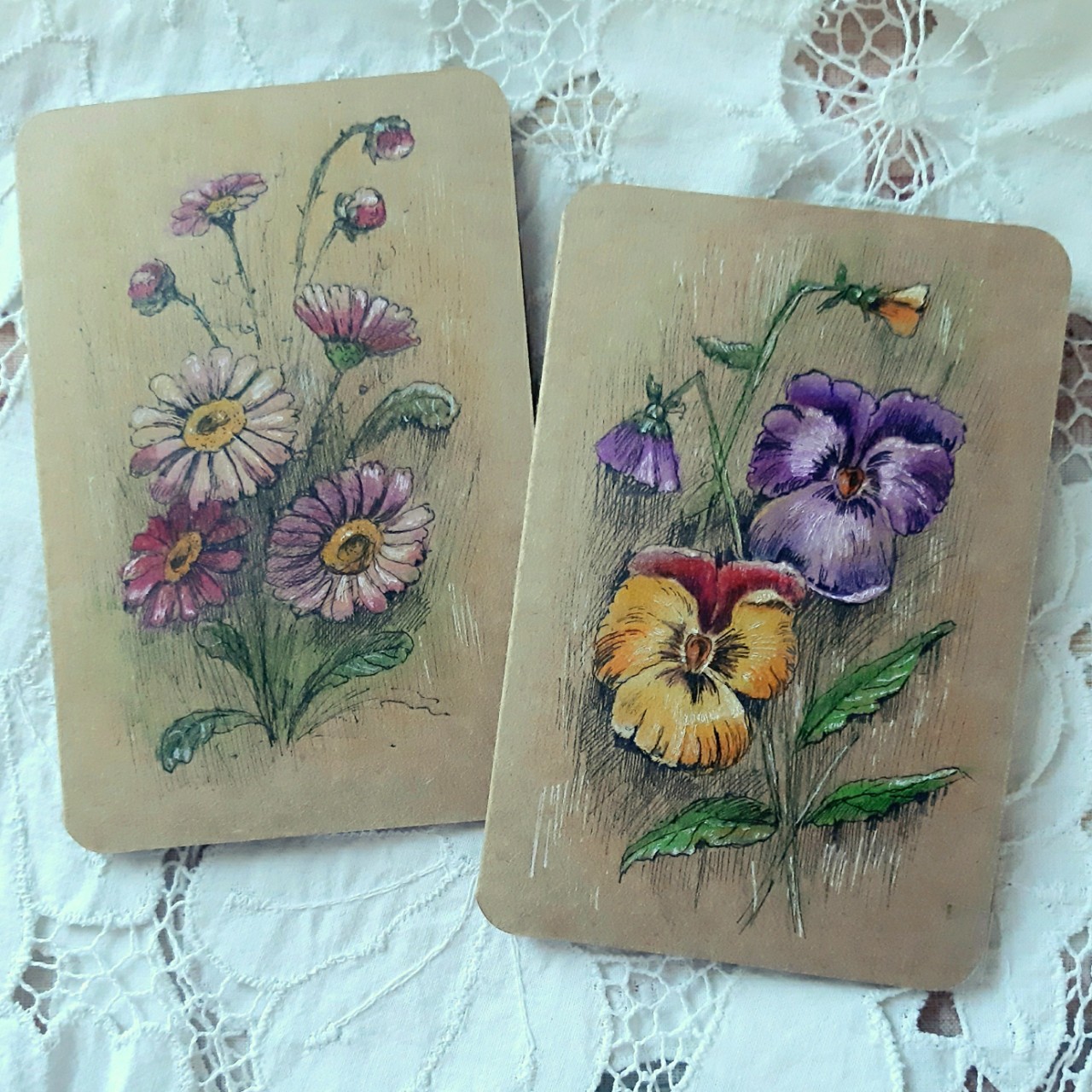 Цветы захватили меня в плен и не собираются отпускать😄🌷
Открыточки из картона, в этот раз две двойных(анютины глазки и маргаритки) ,  внутри можно написать теплое пожелание. И одна с анютиными глазками обычная. Хотя нет...ну какие же они "обычные"- они наполнены моей любовью к весне, к расцветающей природе,к теплу и солнцу. Чем и спешу поделиться с вами.
Рисунок выполнен цветными карандашами, линерами. Каждая упакована в крафт-конверт.
Ценность 400
[#художникмариякорнюхова](художникмариякорнюхова) [#открытка](открытка) [#весна](весна) #весеннийсувенир [#spring](spring) [#springdecor](springdecor) 