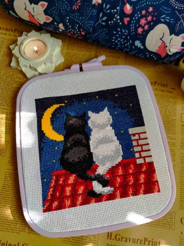 sveta_rohae в LOOKY. #вышивка,#вышивкакрестом,#вышивкакрестиком. Коты на крыше, 17x17...