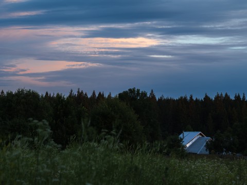 poboruev_landscape в LOOKY. #пейзаж,#закат,#рассвет,#утро,#вечер,#небо,#облака,#деревня,#лес,#крыша,#домик,#лето,#сумерки,#фотоприроды,#природноефото. Деревенская тема пла...