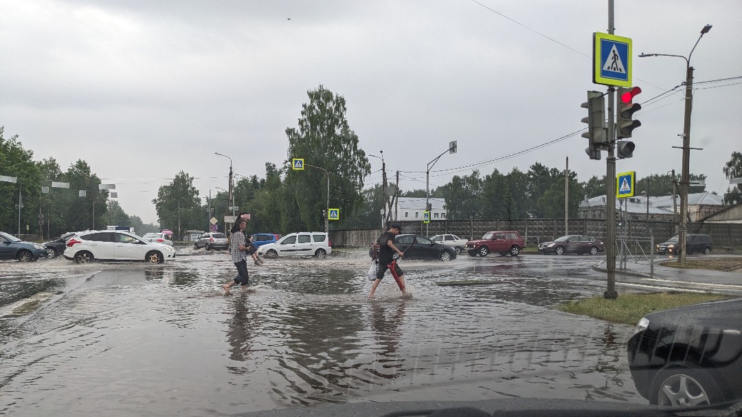А говорят наводнения и плохая погода только в Санкт-Петербурге. В Пскове все тоже самое, только нет финского залива 😂
#Псков [#наводнение](наводнение) #июнь2022 #ливень