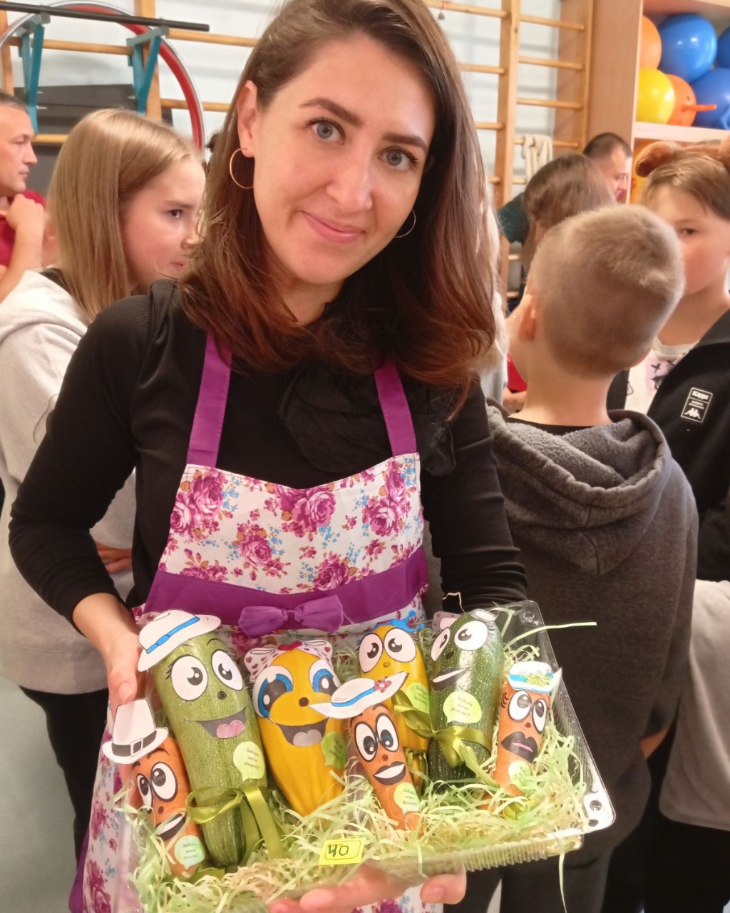 Сегодня у Тони в садике прошла Осенняя Ярморка 🥨🍭🌽 И даже неожиданный дождик не смог её испортить 🙃 
Всё супер прошло в актовом зале 👌🏻 
Ребята прошли квест, а потом пришли за сладостями, поделками и выпечкой 🤩🤩
Деток нарядили в маски, такие шкодные все 😄☺

Шикарные столы получились 🔥🔥 Поделки, вышивка, выпечка, украшения 🔥🔥🔥

#данишкина #многомама #садик #группа_гномики #ярморка #выпечка #тоня