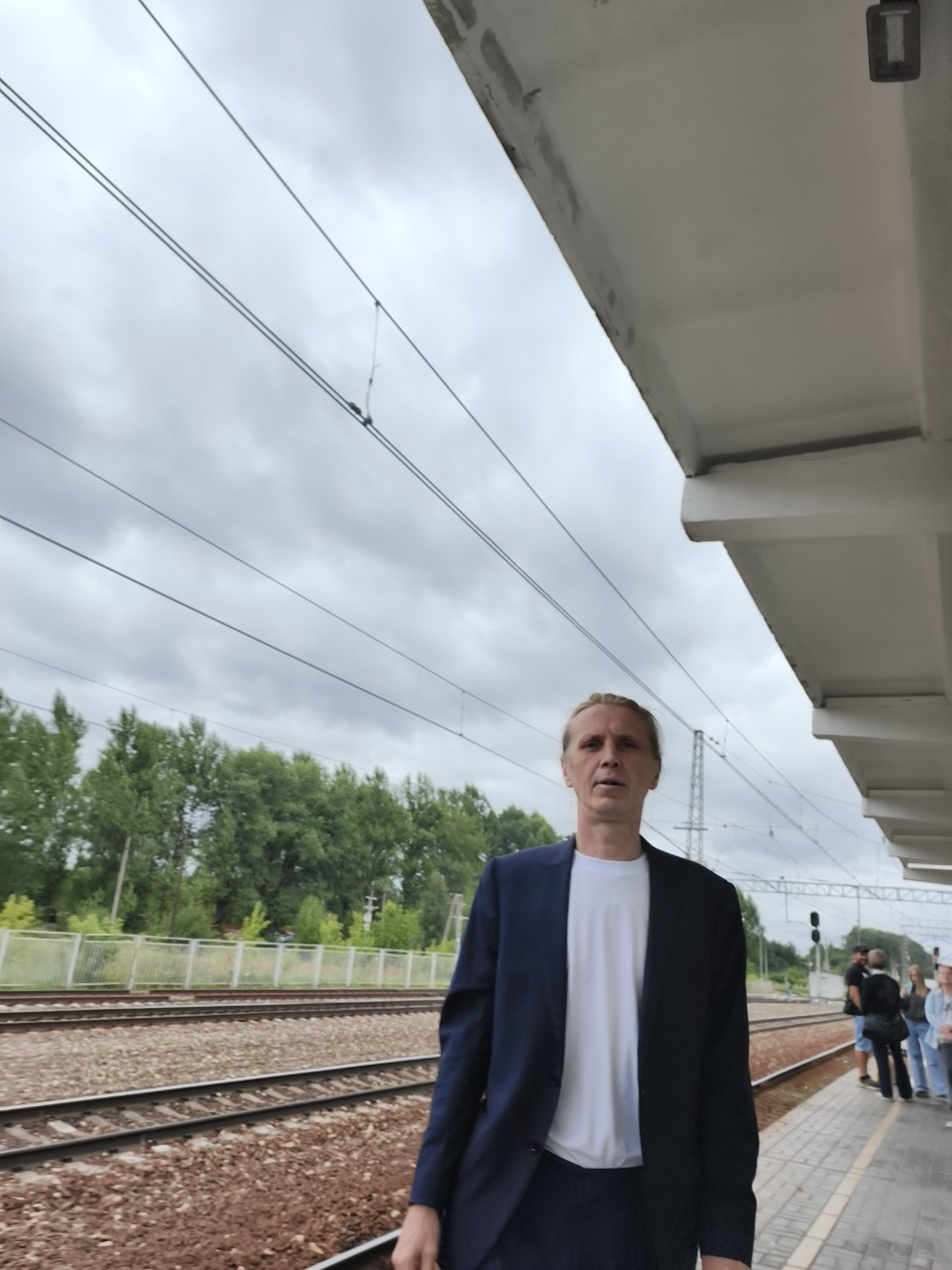 ‎Отец многодетный семьи Михеев Юрий ожидание электрички #многодетныйотец #станцияГжель #Михеев #отец #Гжель #многодетныйпапа #папа #ожиданиеэлектрички #перон #многодетный