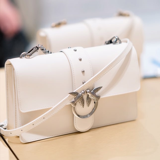 Белая CLASSIC LOVE BAG с серебряной фурнитурой - минимализм, шик и благородность

Весна – период пробуждения и перемен. Лучшее время, чтобы обновить свой гардероб, добавив больше светлых и нежных оттенков.

Белый цвет – must have для современных модниц. Избегаете этого цвета в одежде? Тогда разбавляйте свой гардероб белоснежными аксессуарами.