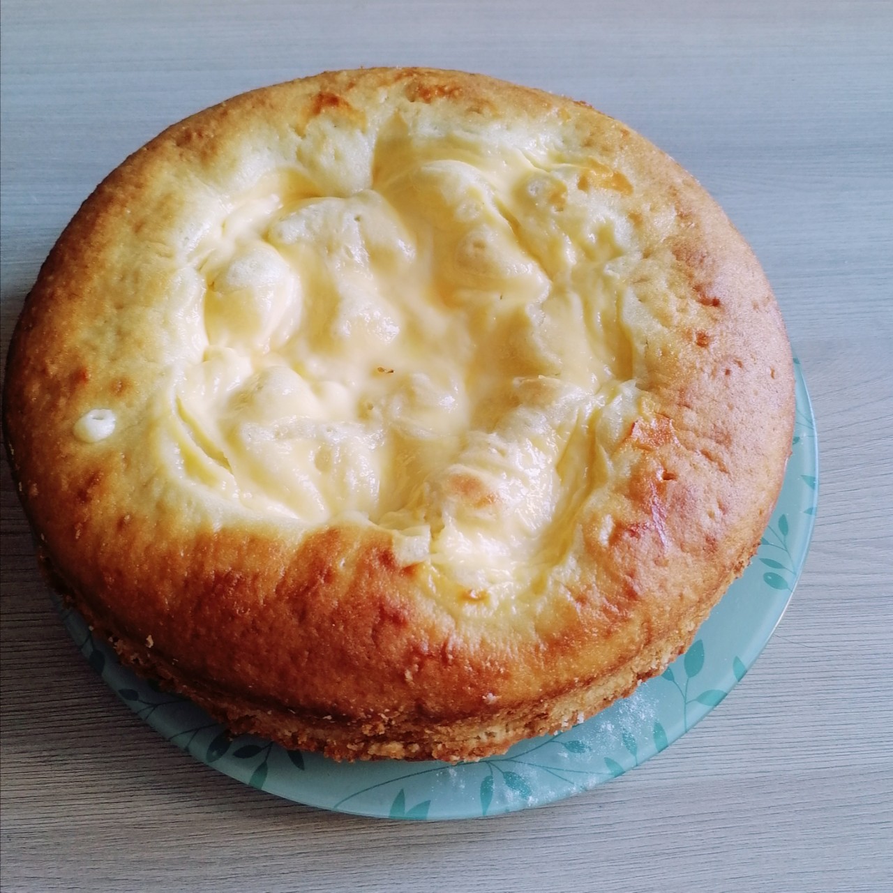 Поздравила внуков с началом учебного года выпечкой: королевской шарлоткой и рулетом с яблоками.
 На фото №3 рецепт шарлотка.
Всё ингредиенты для теста смешать. Кроме  муки с разрыхлителем. 
Желательно, чтобы продукты были комнатной температуры.
Хорошо смешать. Муку перемешать с разрыхлителем   и в три приёма добавить в смесь для теста.
Выложить в форму,  разложить яблоки ребром в тесто. Не плашмя.(у меня шарлотка без яблок) 
Смешать ингредиенты для заливки. Распределить сверху теста.  Выпекать при 180 градусах. У меня получилось выпекать 50 минут. Ориентируйтесь по своей плите. Проверить можно деревянной шпажкой или зубочисткой. Если тесто не прилипает, значит готово.
#домашняявыпечка#королевскаяшарлотка#длявнуков#вкуснаявыпечка#к1сентября#деньзнаний