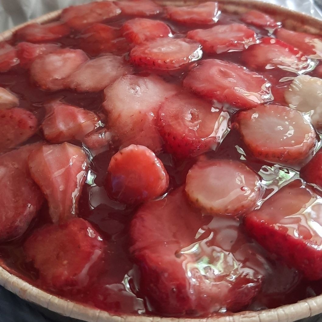 Мама купила мне клубничный торт по случаю моему походу к зубному 🥺