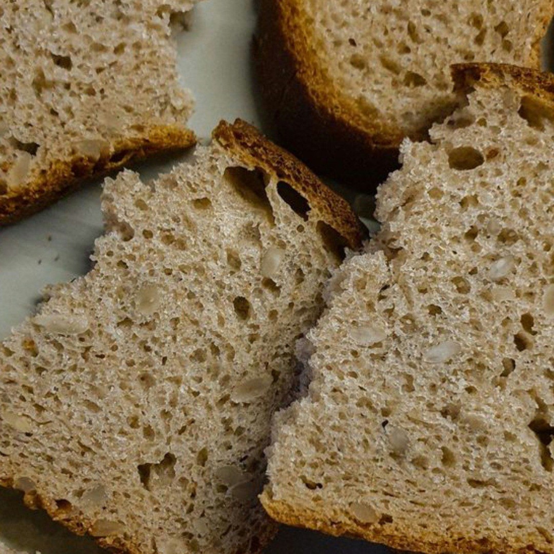 ХЛЕБ УЖЕ НЕ ТОТ!
За последние 10 лет хлеб стал невкусным, дорогим и не очень полезным источником углеводов.

Во многом это связано с обработкой пшеницы🌾 новыми разновидностями пестицидов и гербицид. Первые используются для уничтожения вредных насекомых🐛, грибков и бактерий, а вторые защищают растения от сорняков, конкурирующих с культурой за питательные вещества и влагу. 

Ученые и медики доказали, что часть «убийственных защитников» доходит до желудков людей и вызывает проблемы со здоровьем. Самые распространенные - повышенная кислотность в желудке и изжога.

Также возросло количество людей с целиакией [это аутоиммунное заболевание, при котором иммунная система организма атакует собственные ткани кишечника при употреблении глютена].

Глютен, содержащийся в продуктах из пшеницы, попадая в пищеварительный процесс, превращается в клей (слизь) . Он парализует стенки кишечника, снижая усвояемость пищи, провоцируя воспалительные процессы, вздутие низа живота, тяжесть и дискомфорт. 

Поэтому потребление хлеба должно быть ограниченным. 2 кусочка за завтраком🥪 точно не нанесут вреда.

А если вам хочется обезопасить свой кишечник от глютена, используйте наш простой и очень вкусный рецепт безглютенового хлеб. СМОТРИТЕ СЛЕДУЮЩИЙ ПОСТ