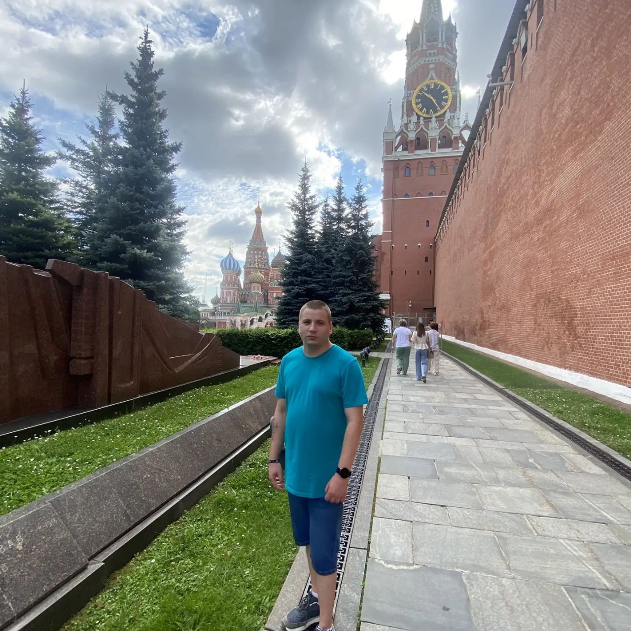 5 день нашего отпуска в Москве. И сегодня я с мамой гулял по красной площади. Это бьющееся сердце России, где монументальная история оживает в каждом камне старинной брусчатки. Это уникальное пространство, где величественная строгость Кремля гармонично переплетается с праздничной, почти сказочной красотой окружающих его шедевров архитектуры.