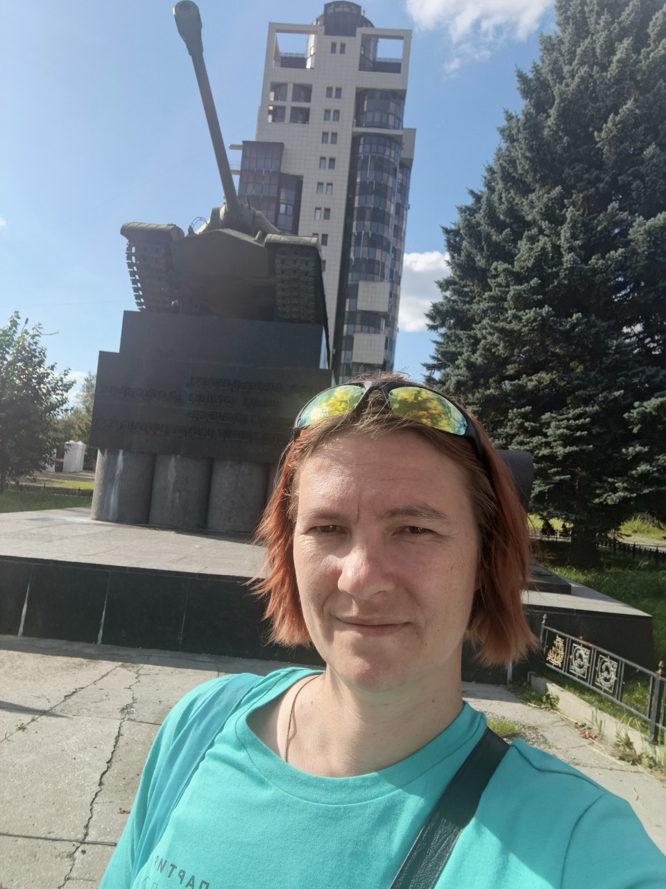 #20-е_августа_232/365
Четверг. Маленький рубеж перед финишем недели 🏁

А вы знали, что у четверга есть свой особый аромат? 
Для меня это точно кофе с корицей ☕️✨ 
Этот уютный ритуал можно устраивать себе в любой день, но сегодня он звучит по-особенному правильно.

Но пост не про напитки. Он — про дом.

Дом как крепость. Особенно остро это чувствуется, когда защитников нет рядом и ты сама становишься той самой стеной. Кто я в такие моменты? Берегиня очага ✨ Каждая вещь, сложенная моими руками — от аккуратно заправленной постели до узора на скатерти, — хранит тепло и становится незримым оберегом.

Это магия простых действий. Когда вкладываешь душу в привычное дело, думаешь о хорошем, проговариваешь добрые слова — и вот уже обычный день наполняется силой. Наше пространство — это зеркало нашего внутреннего мира. Наполняя его светом, мы создаём точку опоры для самих себя.

Пусть этот четверг будет наполнен тихой силой! 💪❤️

Аффирмации дня:

🧿 Мой дом — моя сила и моя защита.
🧿 Я — источник тепла и света для своего пространства.
🧿 В каждое своё дело я вкладываю любовь и намерение.
🧿 Мои руки создают гармонию и уют.
🧿 Я спокойна, я защищена, я дома.

#берегиня #очаг #доммоякрепость #женскаясила #магиявещей