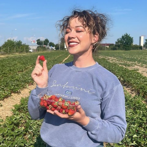 Looky_177926519777268 в LOOKY. . Strawberry farmer ♥️