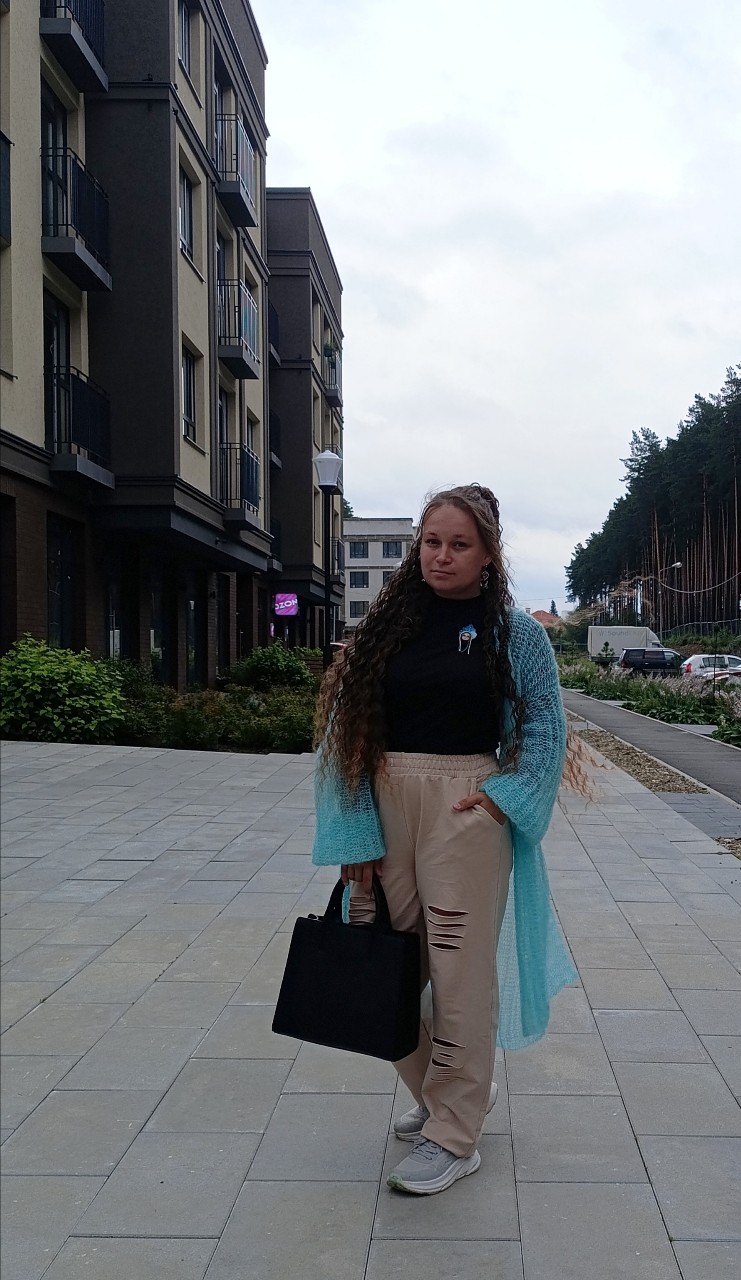 🌦 Между ливнями — мои маленькие радости 🙃

На Урале в этом году дождей — хоть отбавляй, их просто необъятное количество🙈 Но я всё равно стараюсь выхватывать моменты и гулять, пока небо даёт передышку 💃

🧶 В такую переменчивую погоду меня здорово выручает мой кардиган — связала его из мохера на шёлке в технике «паутинка»🕸 Он получился невероятно воздушный и лёгкий, но при этом удивительно тёплый. Как раз то, что нужно для этих прохладных уральских дней. 

А ещё выгуляла новый хвостик на крабе — и заметила, как прохожие то и дело на него поглядывают👀 Кажется, аксессуар явно притягивает взгляды! 😄

⛈️ А сейчас за окном снова гроза… И это, пожалуй, самое уютное время: сижу, слушаю раскаты грома и вяжу. 🧶

P.S.: а ещё молюсь,  чтобы провода ни где не оборвало 🙏 надоело уже без света сидеть 😵‍💫

#кардиганкрючком #паутинка #паутинкакрючком #хвостнакрабе #гроза #лето2026 #березовский