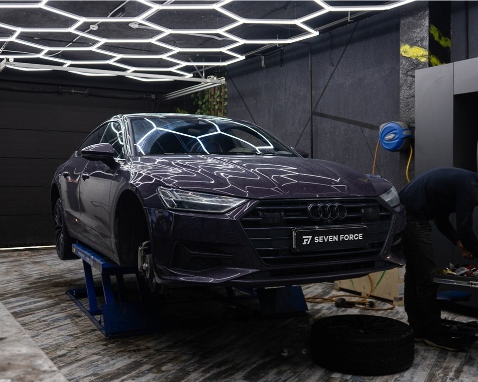 ☑️ Обновите тормозную систему своего Audi A7, когда:

✔️Тормоза быстро перегреваются
после нескольких интенсивных торможений;

✔️ Появляется биение, вибрация и снижается эффективность торможения;

✔️Хочется обеспечить привлекательный внешний вид своему авто.

⚫️Предлагаем установку высокоэффективной тормозной системы HPB с 6-поршневыми суппортами серии Ultimate и составными слотированными дисками размером 380×34 мм для Audi A7. 

▪️В комплект входят:
Составные диски (380*34 мм) с внутренней вентиляций, перфорацией и насечками;

6-поршневые суппорты серии Ultimate: изготовлены из авиационного алюминия 6061T6, отличаются высокой жёсткостью при минимальном весе (вес суппорта — 3,7 кг).

Тормозные колодки HPB-BP886: доступны разные составы фрикционной смеси для различных условий эксплуатации.

Армированные тормозные шланги (2 шт.) — для надёжной передачи тормозного усилия.

Скобы суппорта (2 шт.) и монтажный комплект (болты, шайбы, фиксатор резьбы).

▪️А также:

Быстрая установка;

Гарантия качества. 
------------------
Для получения подробной информации обращайтесь любым удобным способом:
📲 89299171727
📧 По e-mail: info@hp-brakes.ru
📌 Под любым постом в Looky
💻 Через сайт: hp-brakes.ru или https://hp-brakes-diski.com/