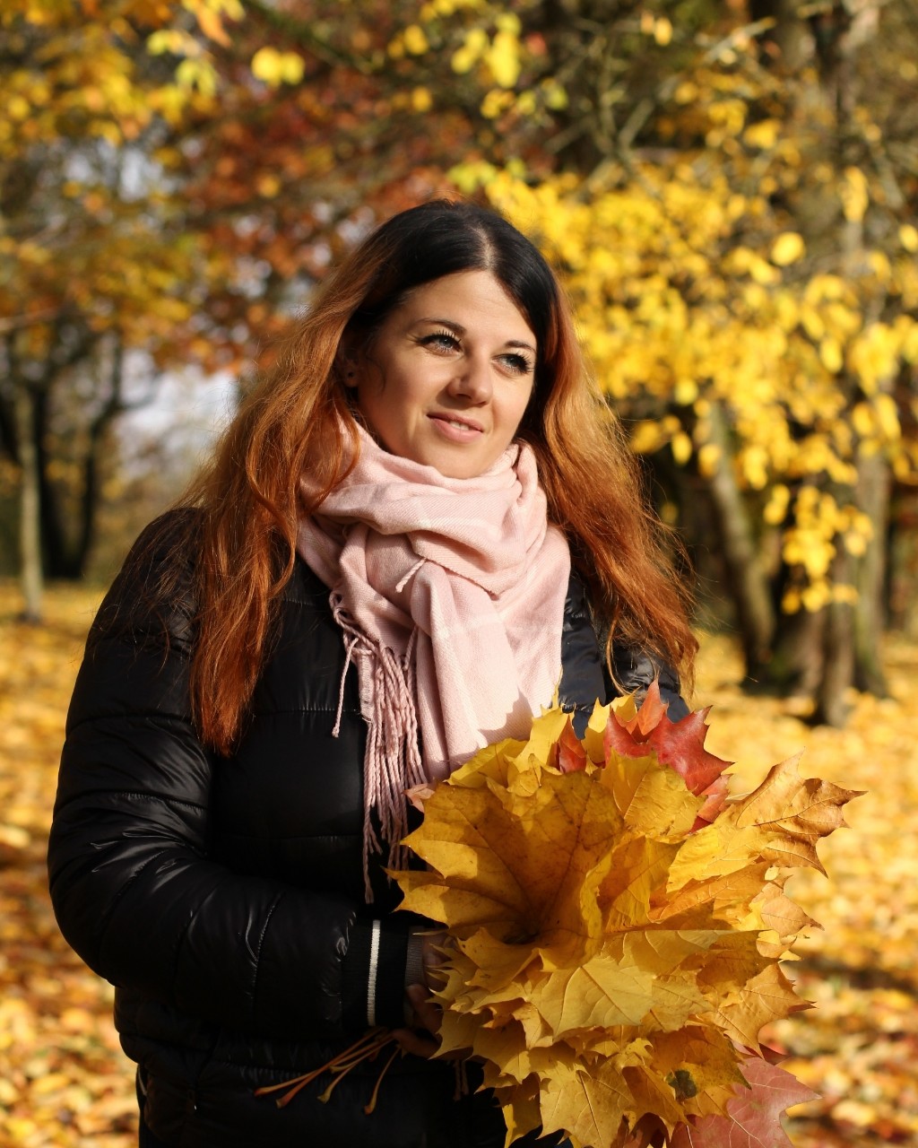 Как же приятно гулять в солнечный осенний день 🍁

#Минск #Belarus #осень #2023 #autumn #november #nature #осеньвпарке #листья #🍁#отдых #me #relax