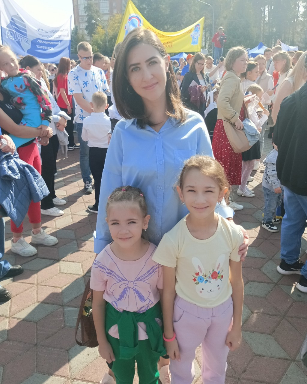 Парад - шествие первоклассников 🏃🏻‍♀️🔔 сегодня прошёл от памятника Курчатова и по парку Гагарина. 

Мираша, наша первоклашка приняла участие 🤗 Мы представители школы №5 ✌🏻

Хорошо прошёл день, мы прогулялись после парада, была развлекательная программа, погода супер 👍🏻👍🏻
Девочки лазили на полосе препятствий. Сначало было море интузиазма, но он быстро пропал 😄 И только в конце Мираша сказала, что хочет ещё 😄 В завершении налопались мороженого 🍦

#данишкины #многомама #парад #мираша #школа #полосапрепятствий #мороженное #семья #сентябрь #первоклашка