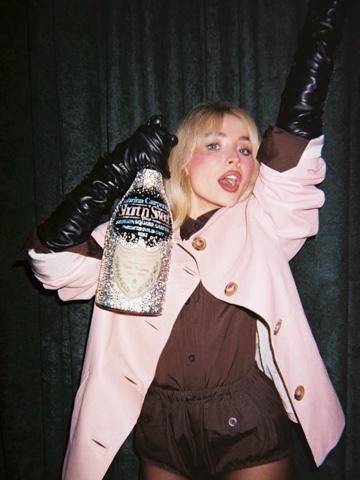Sabrina Carpenter в LOOKY. . 