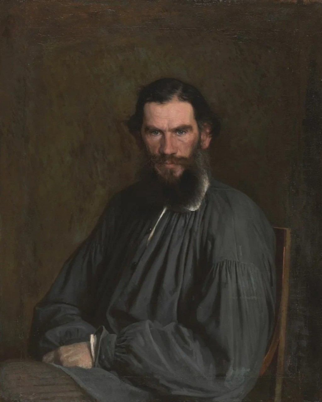 Иван Николаевич Крамской. Портрет Льва Николаевича Толстого (1873г., Третьяковская галерея. Москва) 

Иван Крамской признанный  мастер портрета. Не каждый протретист мог уловить, а тем более передать на холсте характер человека. 

Павел Третьяков задумал создать галерею портретов великих людей России. Поэтому перед художником стояла особая задача, - изобразить знаменитого писателя, за плечами которого уже был роман-эпопея "Война и мир".

Всё бы хорошо, но Толстой категорически отказывался от участия в этой затее.  

Скорее всего не без помощи своей супруги, Толстой выразил согласие. 
Но писатель поставил условие - портрет останется в Ясной Поляне.

Так, Крамской пишет два практически одинаковых портрета. Один портрет хранится в Третьяковской галерее, а другой - в Ясной Поляне. 
 
Насколько Толстой оказался похож можно судить по оценке портретов супругой писателя: "Смотреть страшно даже". 

А нам, с помощью Крамского, посчастливилось увидеть как выглядел великий писатель в самом расцвете своих творческих и человеческих сил. 

Лев Николаевич Толстой родился 9 сентября 1828г. 

#толстой
#крамской
#портреты
#художнмки
[#русскоеискусство ](русскоеискусство)
#третьяковскаягалерея
#музеимосквы
#19век
#литература
#катеринапрокартины
