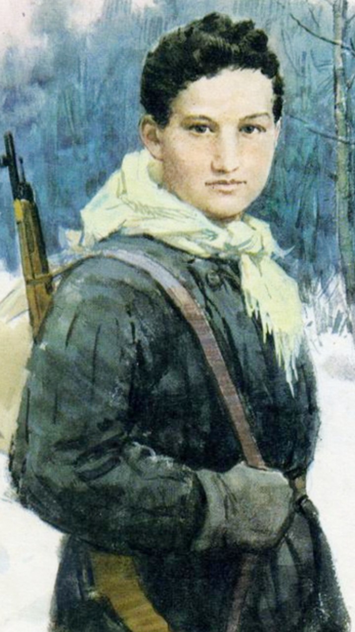 Котляров Лев Серафимович. Зоя Анатольевна Космодемьянская (Открытка. Серия "Легендарные герои ВОВ". Изобразительное искусство, 1972)

Ей было всего 18 лет, когда она стала героем Советского Союза. Посмертно. Её звали Зоя. На допросе, который продолжался больше суток, она назвала себя Таня. 

Фашисты не щадили ни юность, ни красоту. У них была одна задача: захватить чужое, уничтожить, искоренить культуру и память. 

Вот такие юные, самоотверженные,  цельные ковали Великую Победу! На открытке 1972 года Зоя изображена именно такой, - как олицетворение молодой, несгибаемой силы большой страны. 

Сколько таких мальчишек и девчонок покидали родные дома, служили Родине и совершали подвиги о которых, подчас, мы даже и не знаем. 

Зоя родилась 13 сентября 1923 года в Тамбовской области в семье потомственных священников. Её фамилия Космодемьянская - происходит от имени двух святых братьев Космы и Дамиана. 

#котляров
#открытка
#советскоеискусство
#зоякосмодемьянская
#космодемьянская
#ВОВ 
#подвигнарода
#россия 
#история 
#катеринапрокартины