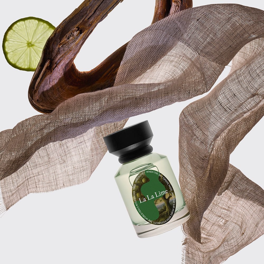 Откройте для себя Топ Сентс Ла Ла Лайм / Top Scents La La Lime – нишевую парфюмерную воду, которая по-новому раскрывает характер лайма, наполняя его искрящейся свежестью, пикантными оттенками и атмосферой солнечного утра.
 
С первых нот композиция заряжает энергией: лайм с лёгким оттенком кока-колы сочетается с сочным бергамотом и прохладной зеленью петитгрейна. Яркое цитрусовое звучание создаёт ощущение чистоты, бодрости и беззаботного оптимизма.
 
В сердце аромата раскрывается аккорд чистого белья, придавая композиции свежесть и лёгкую накрахмаленную чистоту. Мускусные грани мягко согреваются на коже, а нежные цветочные ноты флёрдоранжа и пиона добавляют звучанию воздушность и современную элегантность.
 
В базе аромат становится глубже: сухие древесно-пряные ноты, переплетаются с тёплыми пачули, создавая изысканный и стойкий шлейф.
 
Парфюмерная композиция:
 
Семейство аромата: цитрусовое, древесное.
Верхние ноты: лайм, бергамот, зелень.
Ноты сердца: аккорд чистого белья, флёрдоранж, пионовая роза петалия.
Базовые ноты: молекулы акигалавуд (akigalawood™), амброфикс (ambrofix™), пачули.
 
Основная нота – лайм.

Перуанский лайм, полученный методом дистилляции, раскрывается чистым, ярким и искрящимся цитрусовым звучанием. Его кисло-сладкая свежесть сочетается с лёгкими нотами колы, травянистыми и цветочными оттенками, создавая необычную и многогранную композицию.

Код продукта: 47724
Объём: 50 мл

#Аромат #Ниша [#topscents ](topscents)