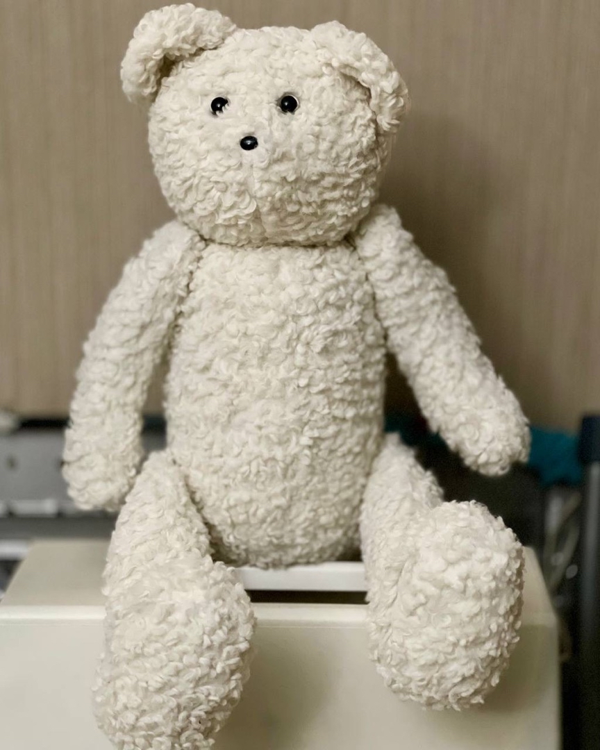 Продолжение про медведя Вареника 😌 
Этап седьмой -набивка мишка 🐻‍❄️ глазки и носик есть, одежка готова, деревянное сердечко тоже  уже сделано - теперь финишная прямая - сборка всего этого 😋 для набивки использован синтепон, он дает и мягкость и упругость, набивался достаточно плотно, получился упитанный мальчик 😌 
#игрушка #handmade #подарок #медведьВареник